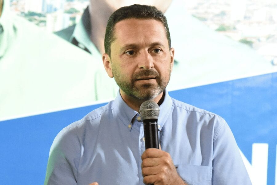 Com 23 dos 25 vereadores, Leandro dispensa novo líder na Câmara