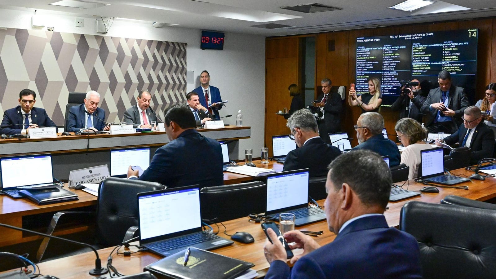 Fim da escala 6x1 é aprovado em comissão e avança no Senado