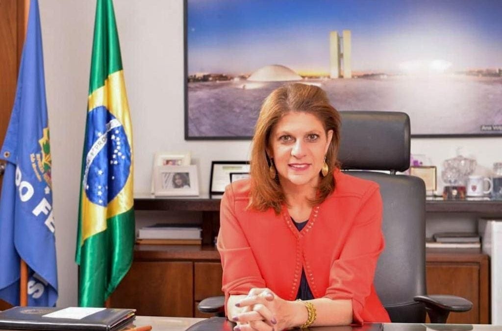 Diretora do Senado lança livro sobre barreiras à liderança feminina