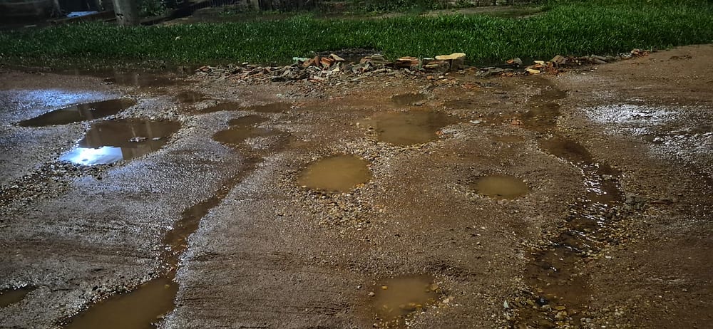 Esgoto corre a céu aberto na Rua Floriano Muller, em Cachoeira do Sul