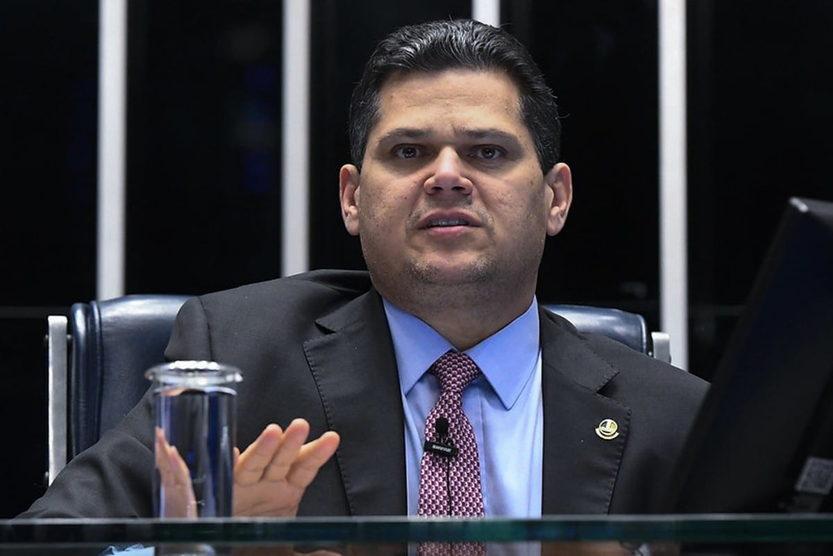 Alcolumbre diz a senadores que reuniu votos suficientes para aprovar fim da escala 6x1