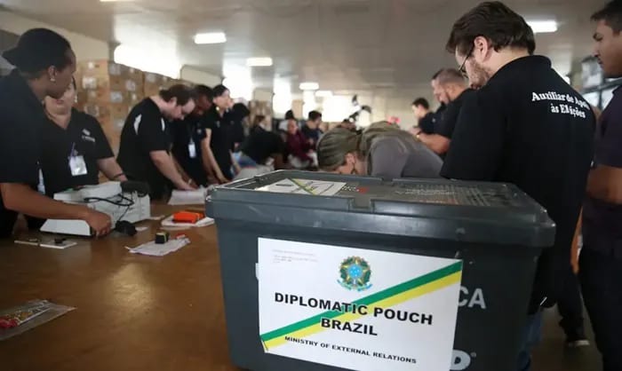 918.876 brasileiros no exterior aptos a votar em 2026