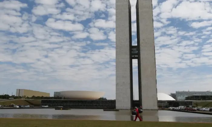 Alcolumbre marca para terça (6) votação da PEC que acaba com a escala 6x1