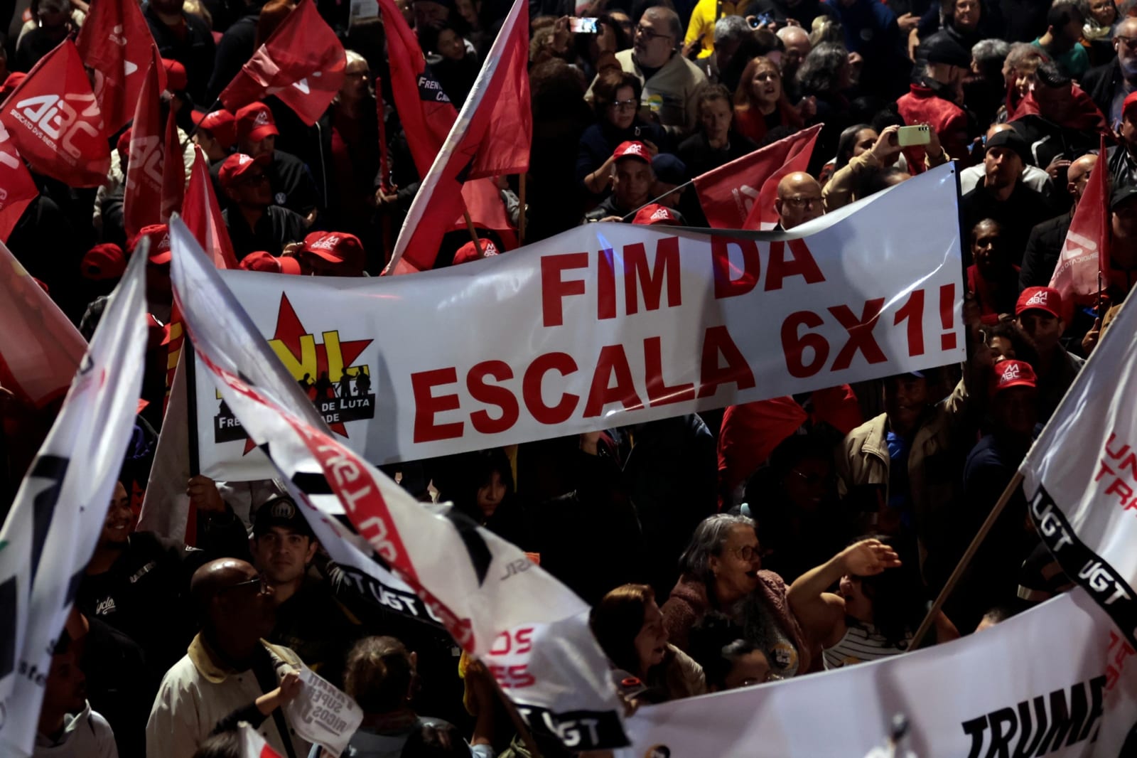 Senado aprova fim da escala 6×1 e redução da jornada de trabalho