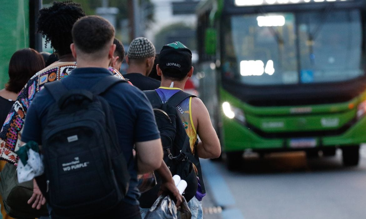 Lula diz que falta de ônibus em cidades é ‘banditismo’ e pede extensão da votação