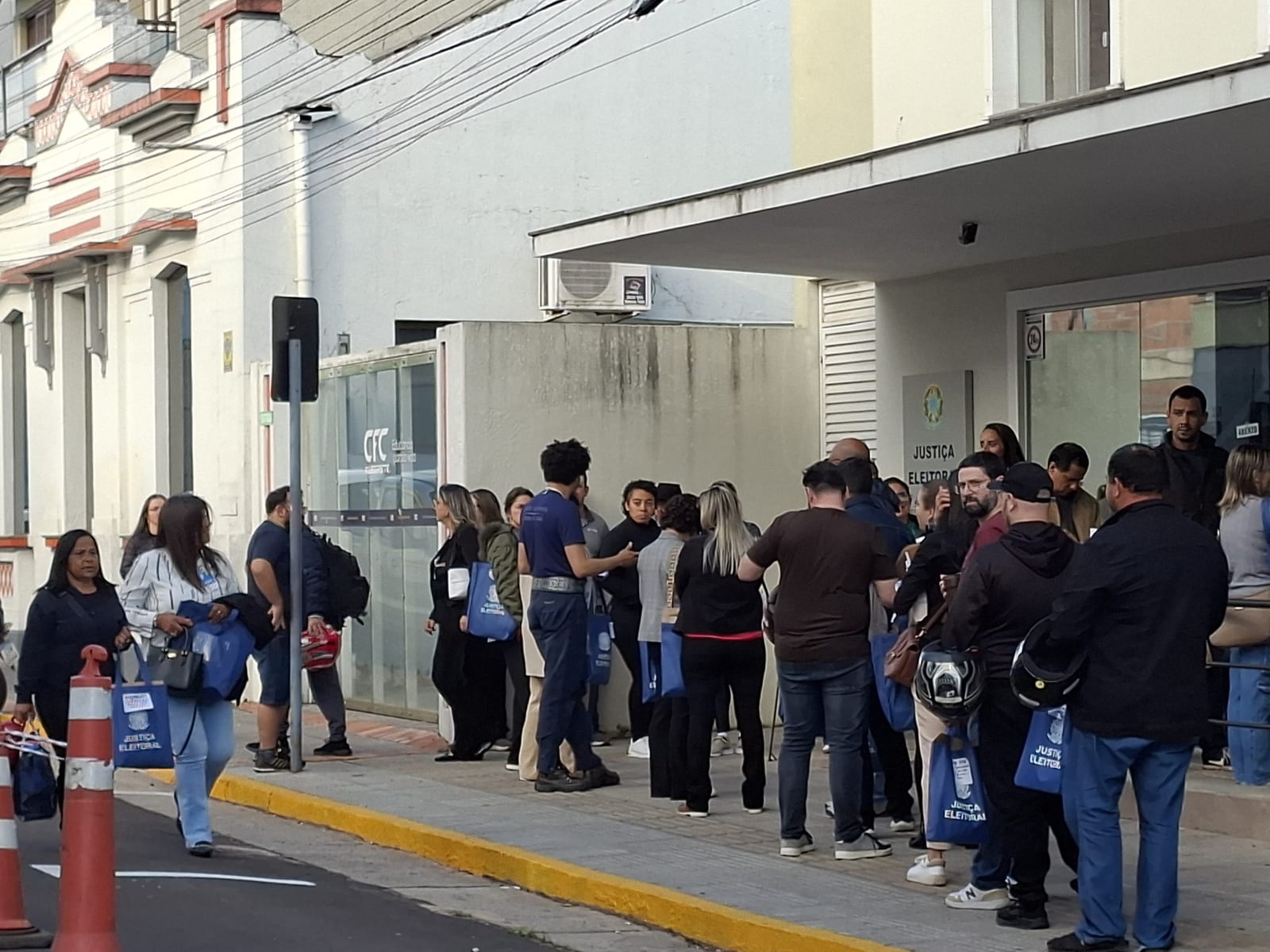 Urnas chegam ao Cartório Eleitoral de Alegrete; votação transcorreu com tranquilidade