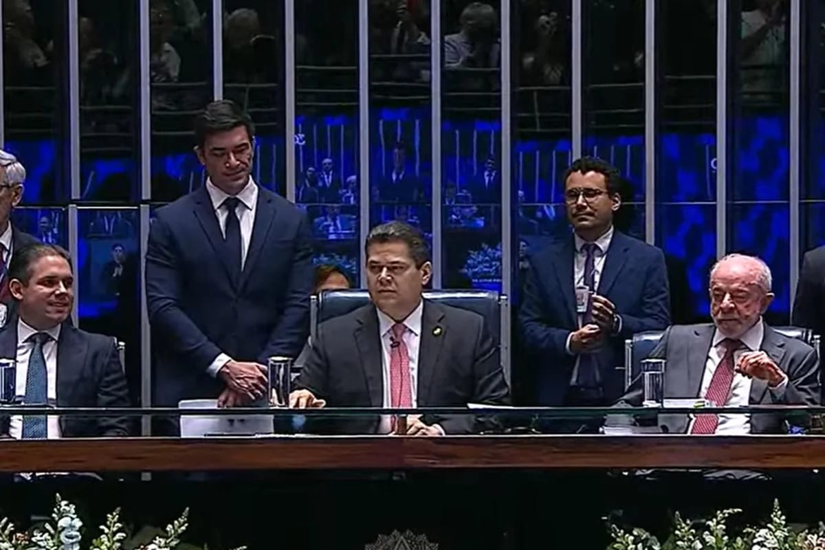 Com presença de Lula, Congresso promulga PEC que põe fim à escala 6x1