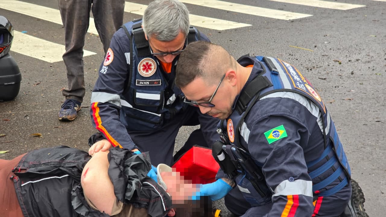 Acidente de trânsito deixa motociclista ferida na Avenida Presidente Vargas, em Passo Fundo