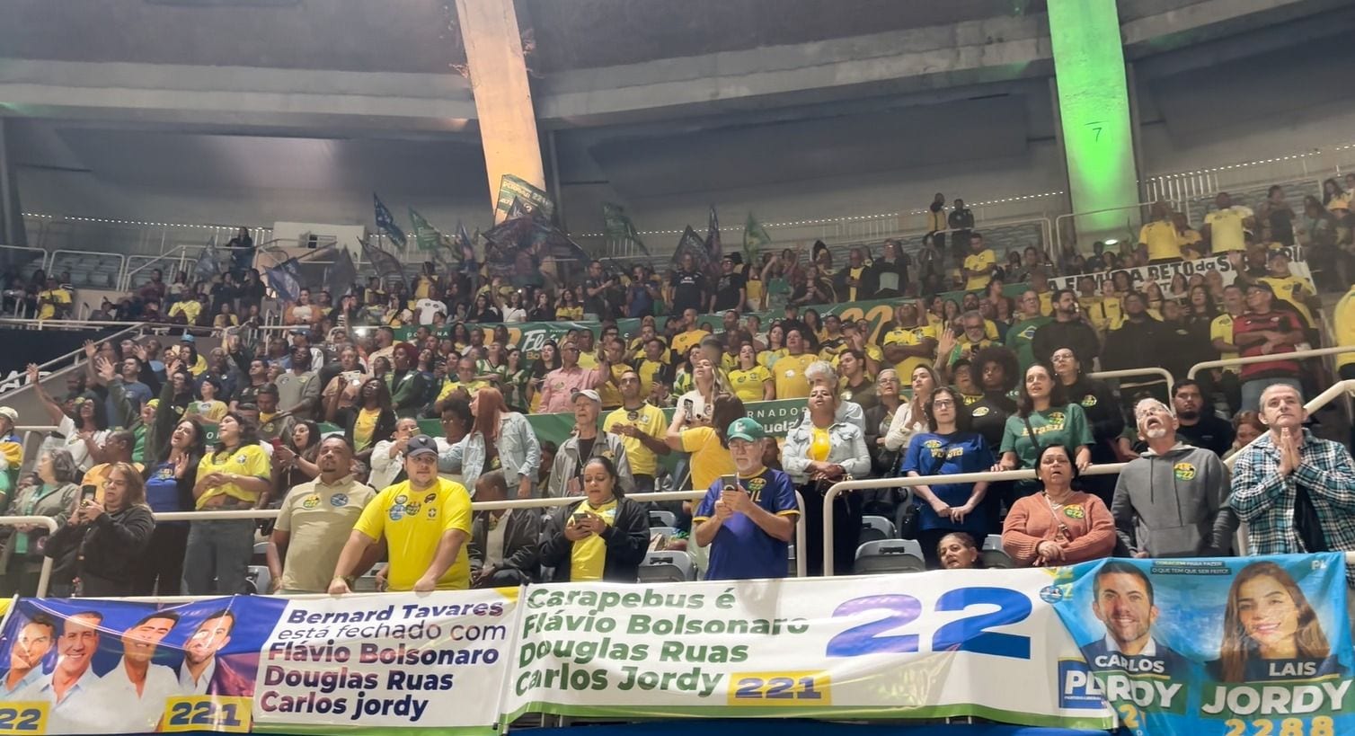 Flávio Bolsonaro lança Douglas Ruas ao governo do Rio no Maracanãzinho