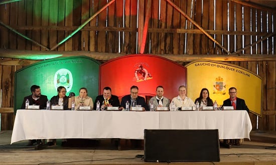Gramado aprova dois projetos para educação e cultura gaúcha em sessão no CTG Manotaço