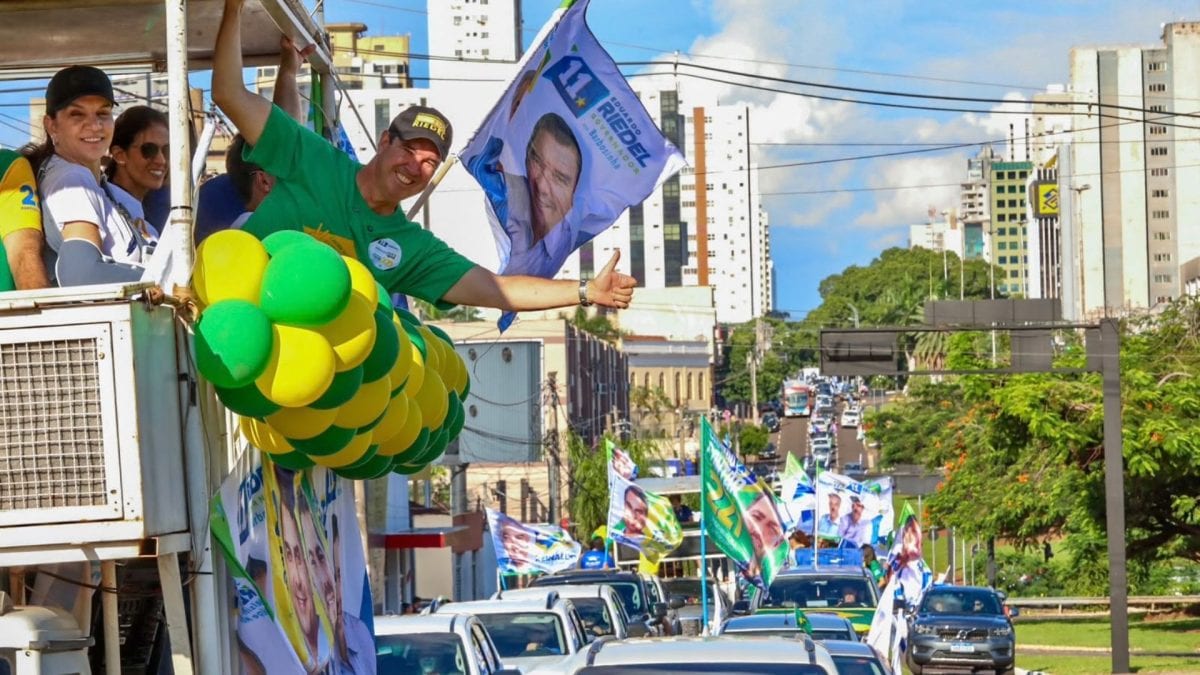 Candidatos ao governo de MS fazem carreata na véspera da eleição