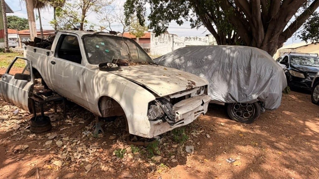 Cuiabá dá sete dias para remover veículos e sucatas das calçadas