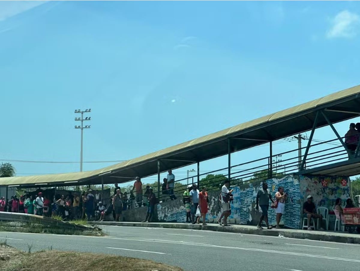 Ao menos 75 ônibus são impedidos de sair das garagens em Salvador, na Bahia