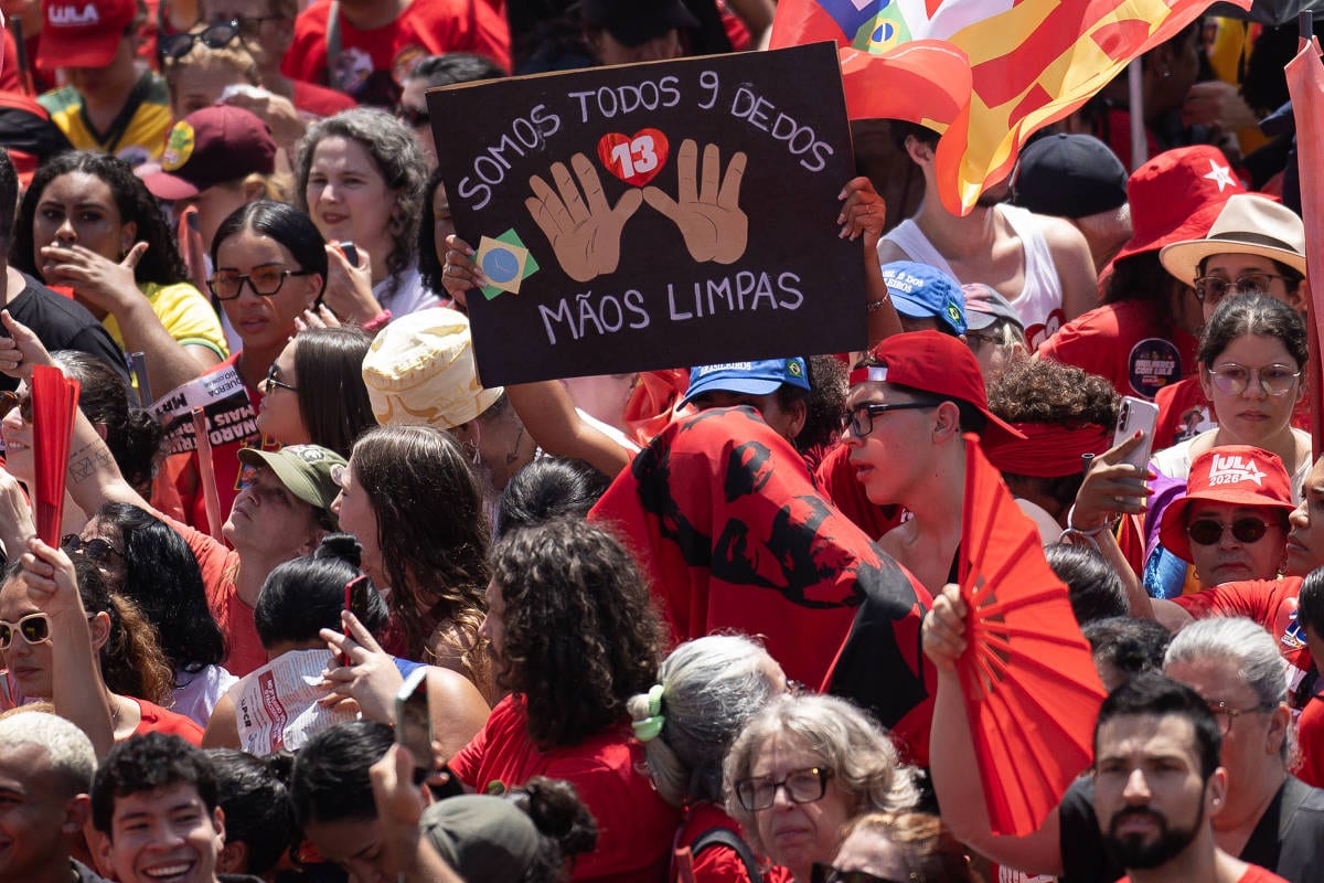 Apoiadores de Lula reagem a ataque de Flávio Bolsonaro sobre nove dedos durante caminhada no Rio