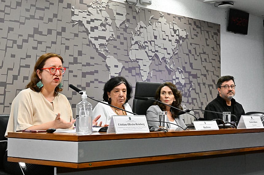 Mais de 50% dos jornalistas relataram sintomas de depressão, diz pesquisa apresentada no Senado