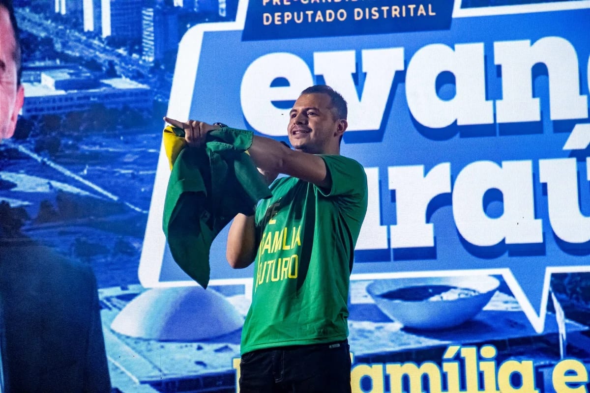 Evandro Araújo, candidato distrital do PL, saiu escoltado pela PM de ato de Lula em Ceilândia
