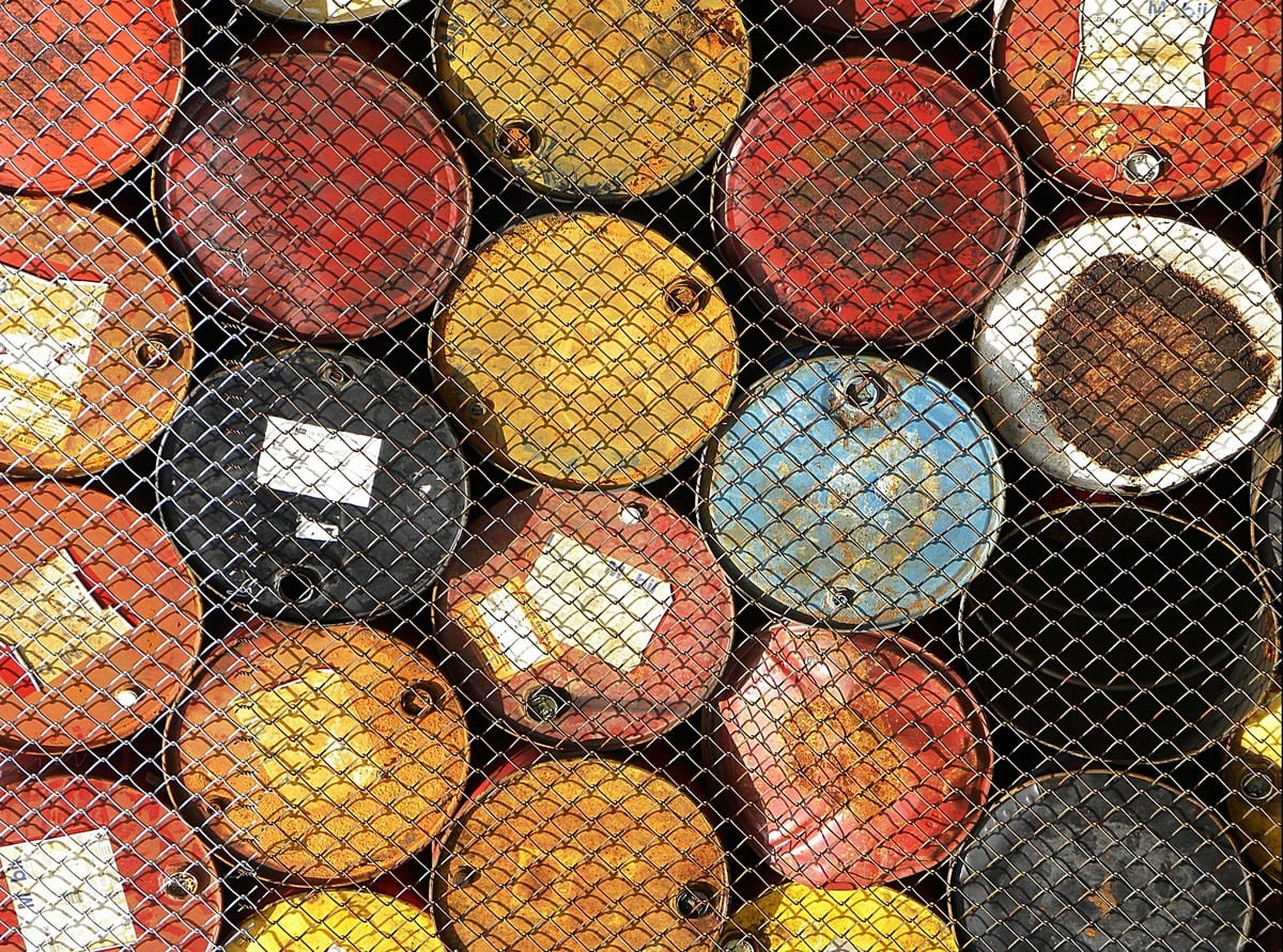 Petróleo sobe 2% com retomada de ataques entre Estados Unidos e Irã