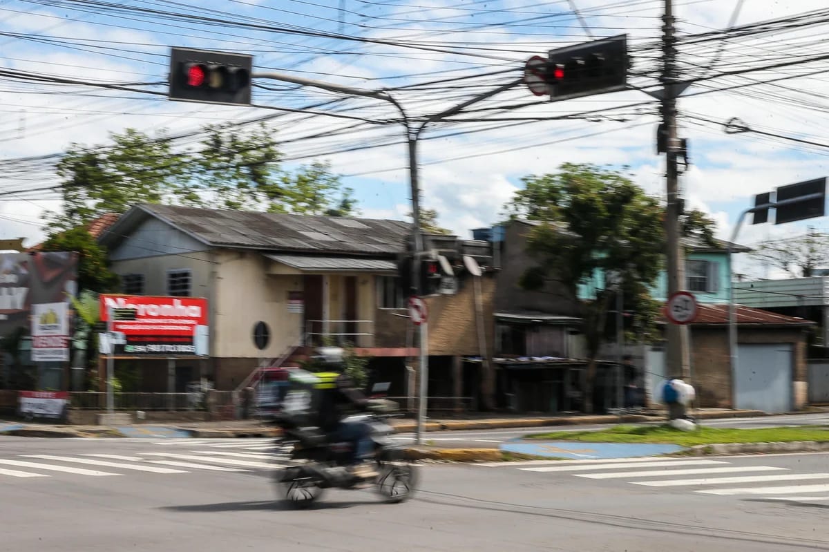 Infrações por "furo" de sinal vermelho sobem para mais de 3,7 mil em um ano em Caxias do Sul