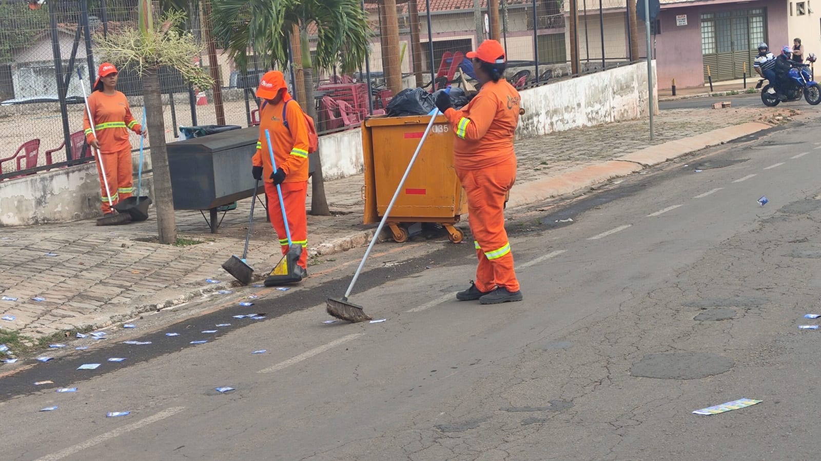 Ruas de Catalão amanhecem cobertas de santinhos no domingo (4)