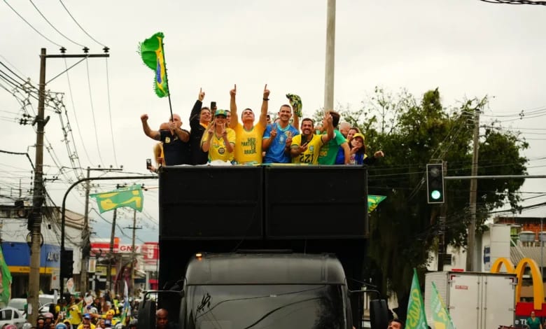 Flávio Bolsonaro faz carreatas pelo interior e capitais de Goiás neste sábado (17)