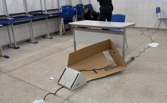 Mulher tenta danificar urna e agride policiais em Japoatã durante votação