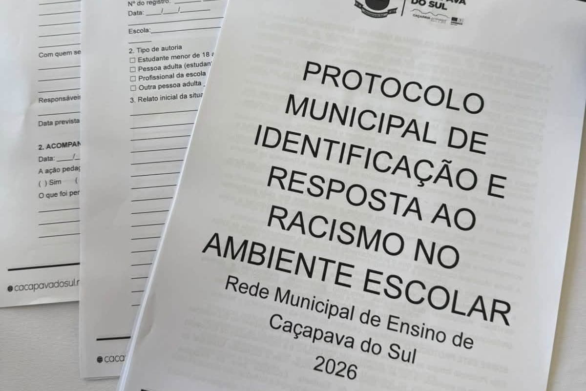 Caçapava do Sul entrega protocolo contra racismo às 21 escolas municipais