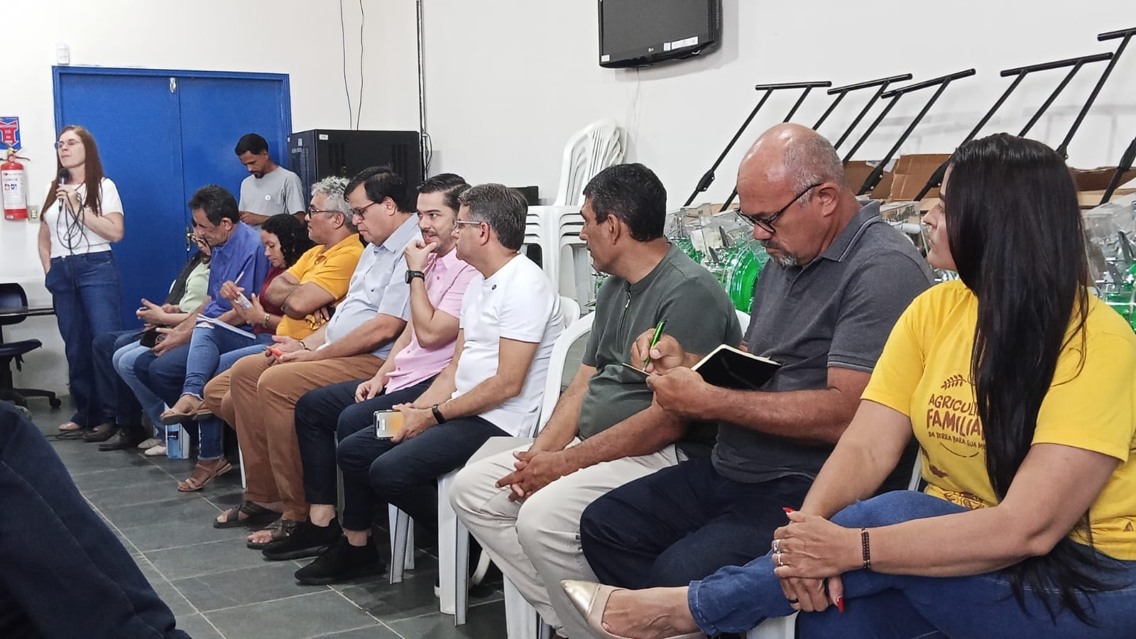 Prefeitura de Afogados da Ingazeira entrega 46 plantadeiras para a agricultura familiar e veículo zero quilômetro para o