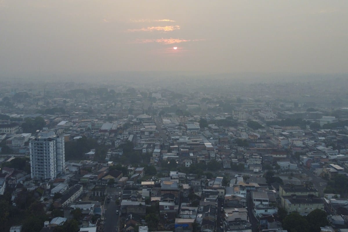 Queimadas no Amazonas quase quadruplicam e fumaça encobre Manaus; governo envia reforço