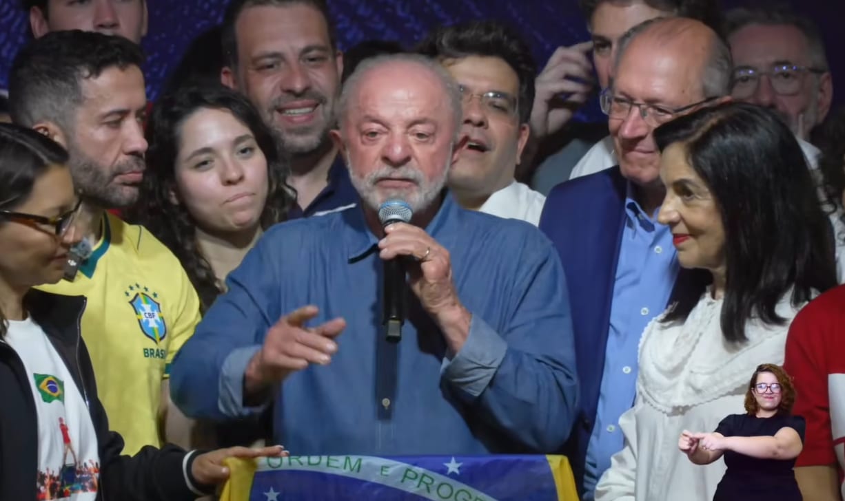 VÍDEO – Lula fala em “derrota do negacionismo” e manda recado a Flávio: “Miliciano”