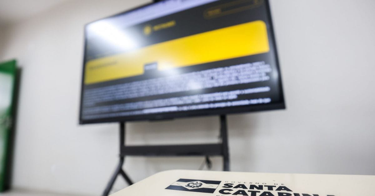 Governo de SC entrega 533 telas interativas a escolas estaduais