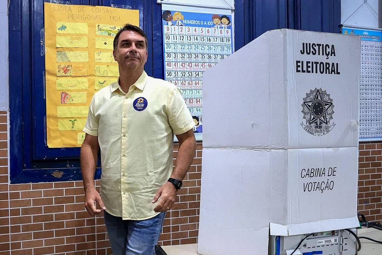 Flávio Bolsonaro solicita prorrogação de mais duas horas de votação em 17 municípios