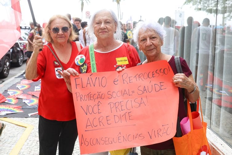 Milhares de pessoas lotam a orla de Copacabana em apoio a Lula