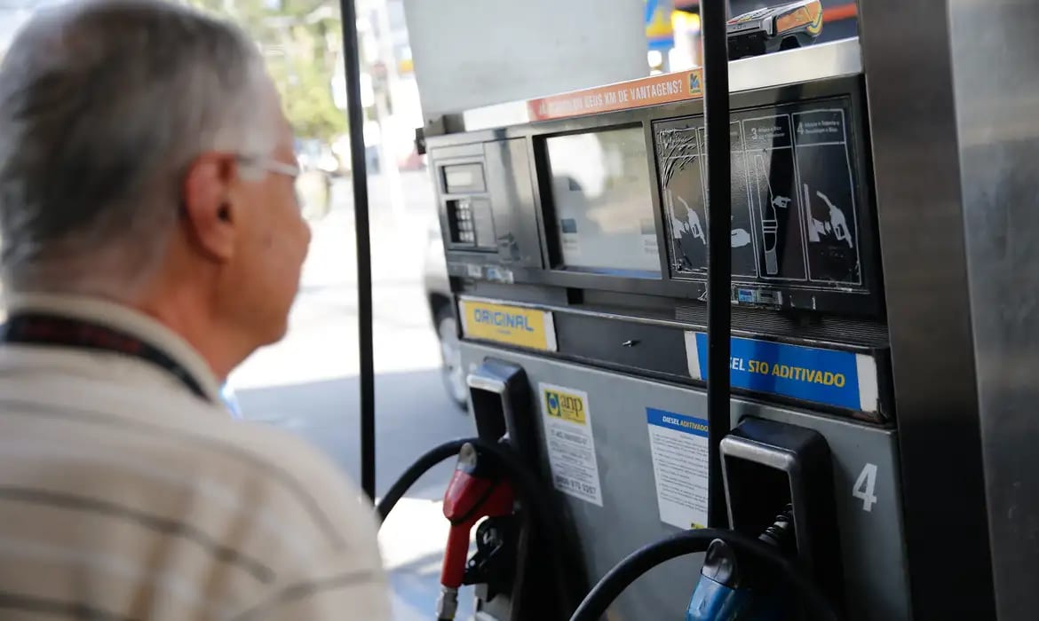 Governo federal prorroga subsídio do diesel por mais 30 dias para conter alta de combustíveis