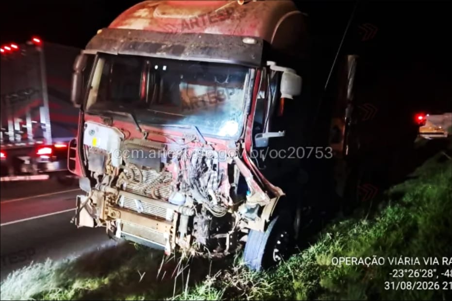 Grave acidente entre caminhão, van escolar e carro deixa duas pessoas mortas em Paranapanema