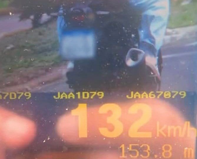 Motocicleta flagrada a 132 km/h em via com limite de 60 km/h, em Canoas