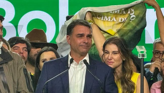 Flávio Bolsonaro entra para a história ao vencer o primeiro turno e levar virada