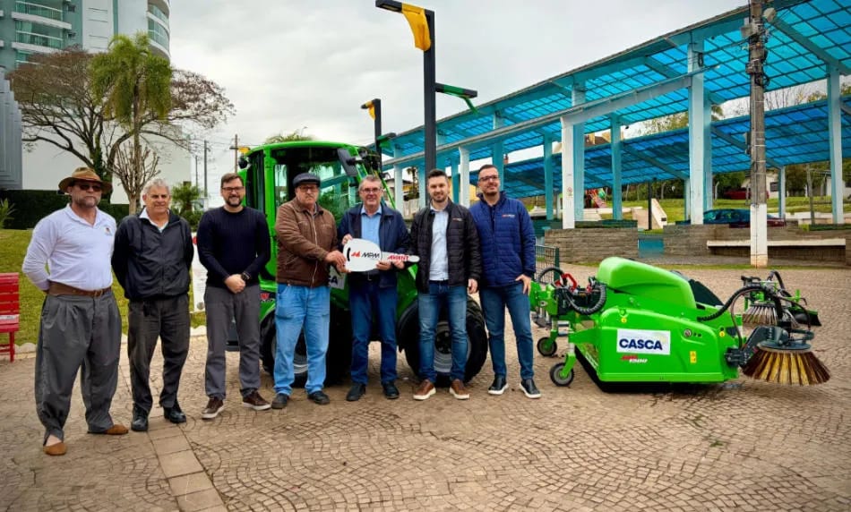 Prefeitura de Casca adquire nova máquina para agilizar serviços de limpeza e manutenção