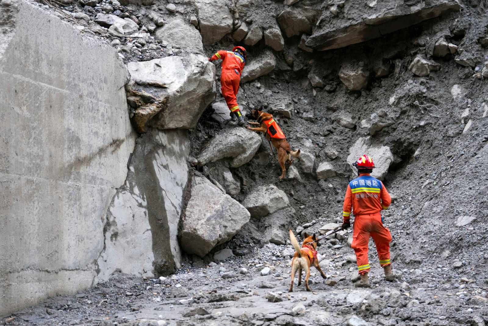 China registra 16 mortos e 546 desaparecidos no desastre da fronteira com o Nepal