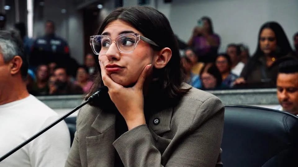 Eleita com quase 2 milhões, deputada diz que feminicídio ‘não existe’
