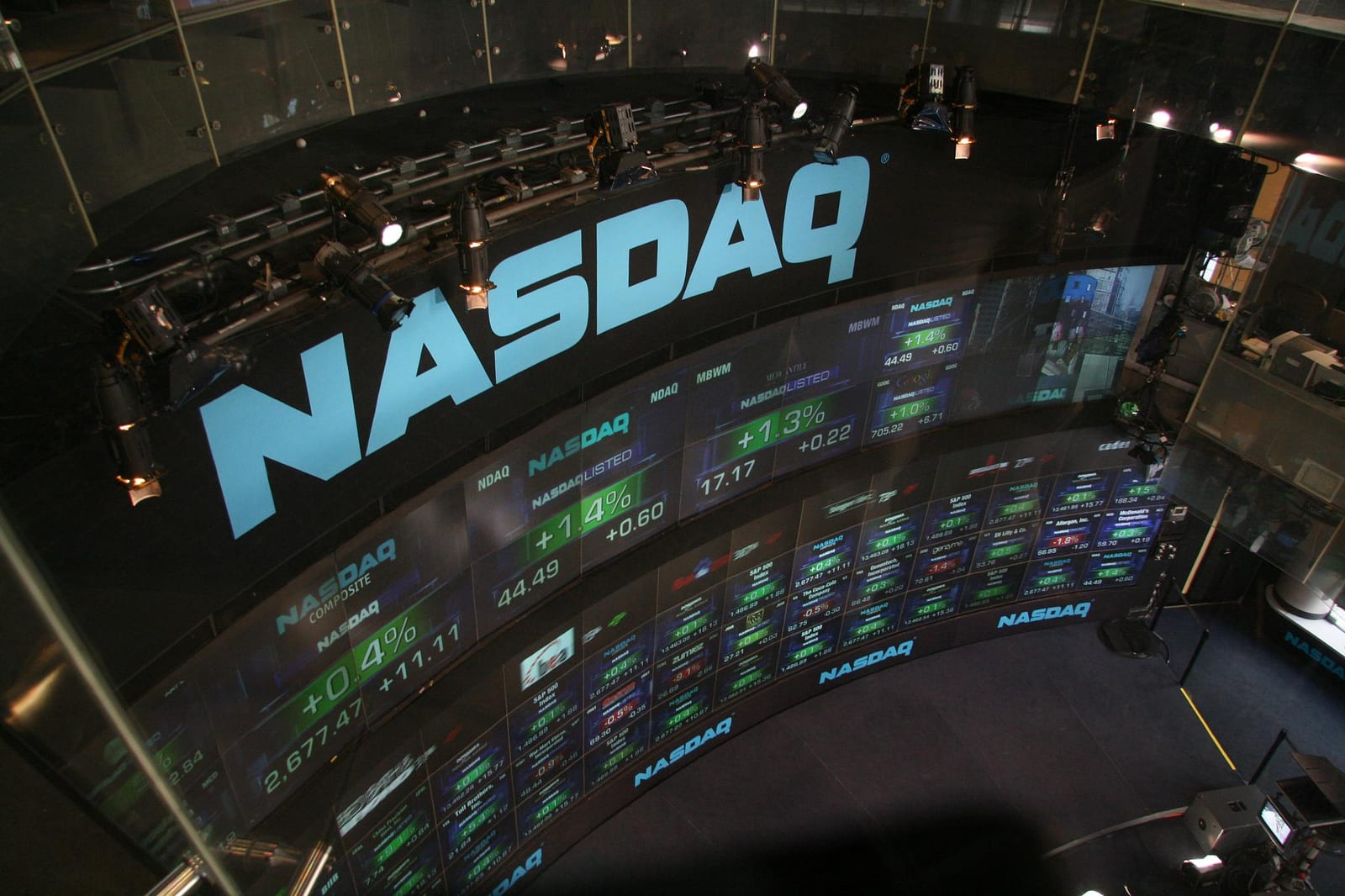 Nasdaq atinge novo recorde, com investidores de olho nos resultados financeiros