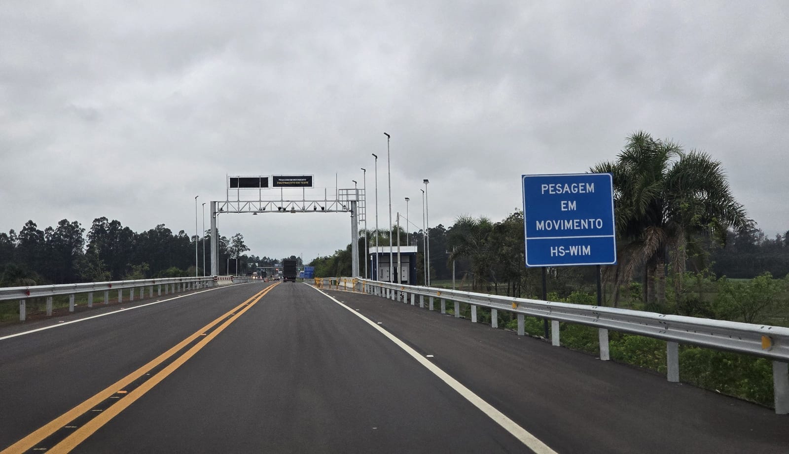 Balança na RSC-287 flagra caminhões com mais de 40% de excesso de peso