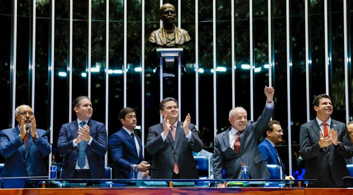 Com presença de Lula, Congresso promulga o fim da escala 6×1
