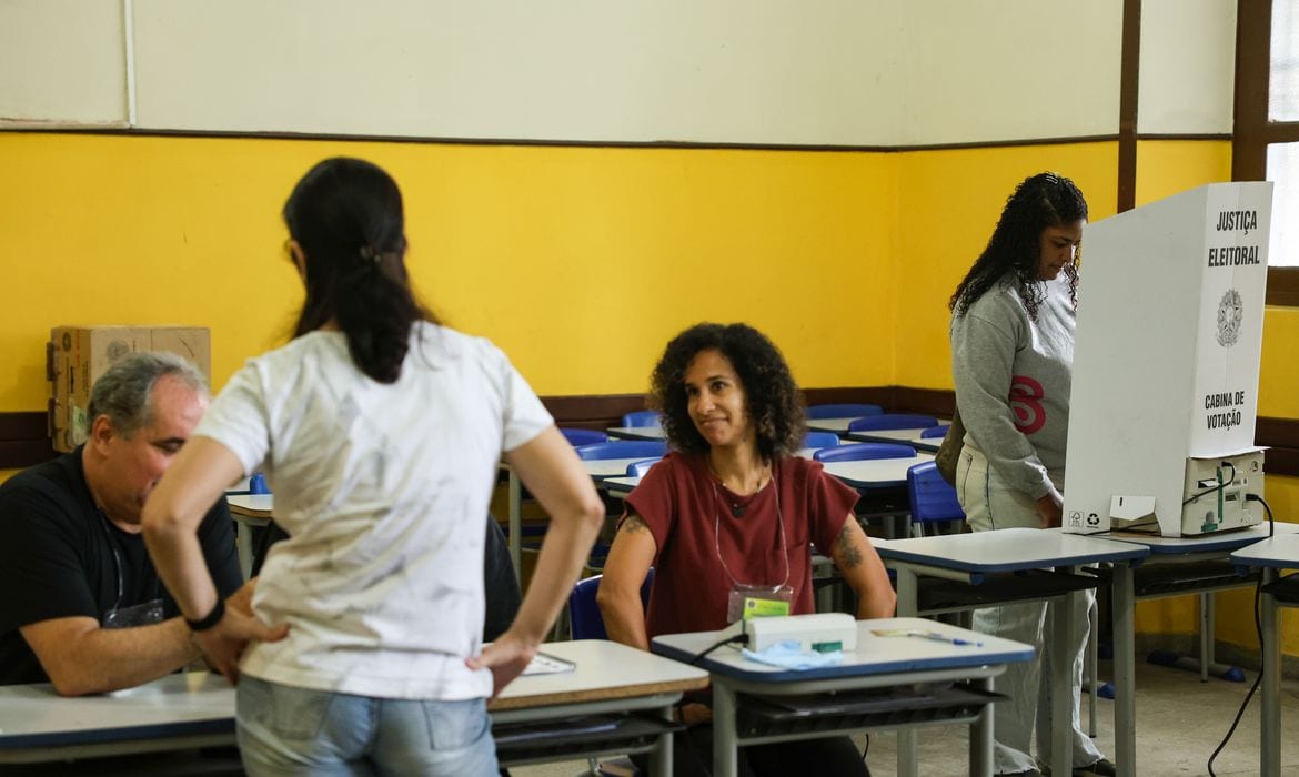 Eleitores voltam às urnas neste domingo para o segundo turno das Eleições de 2026