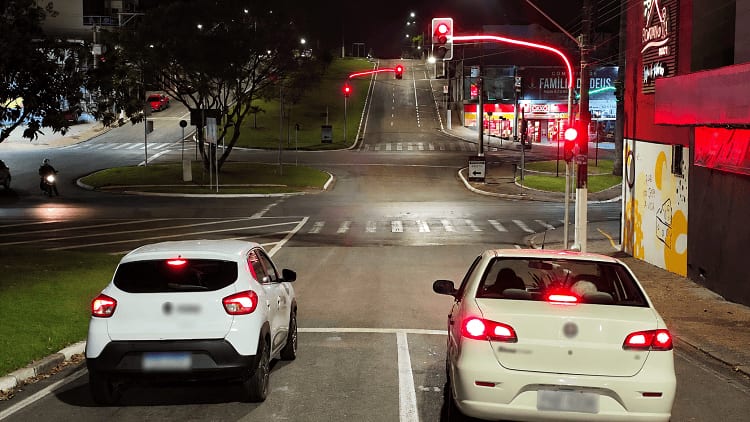 Valinhos conclui instalação de três semáforos de LED na Avenida dos Esportes