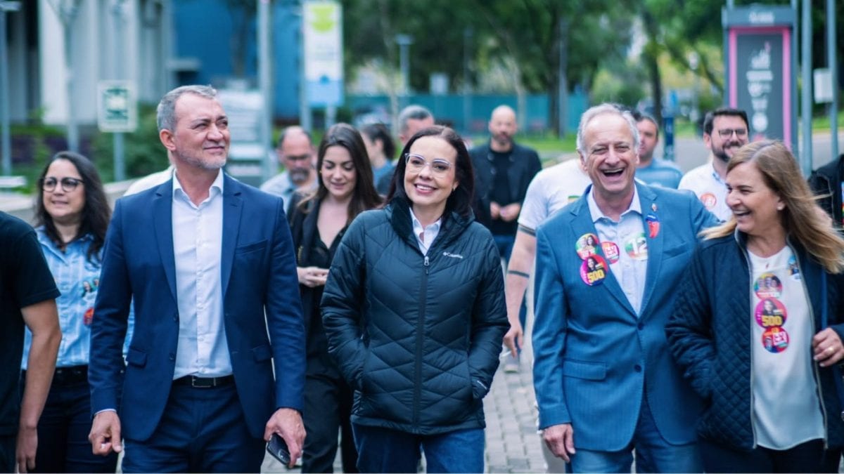 Juliana Brizola votou em Porto Alegre ao lado de Edegar Pretto