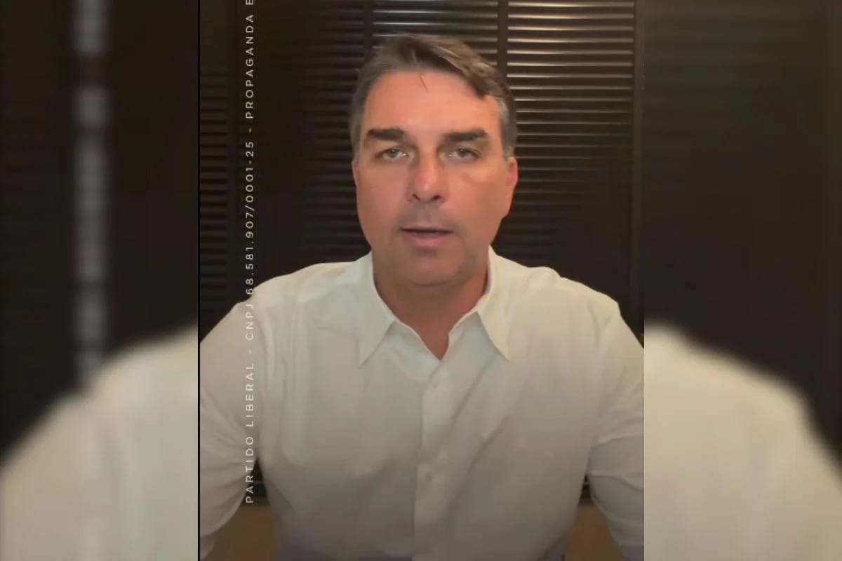 Flávio diz que adversário é Lula e fica fora de debate