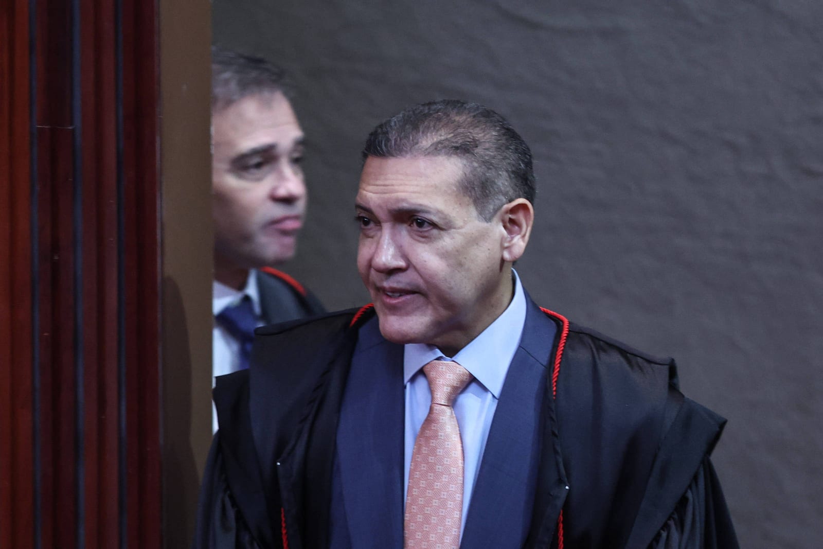 Kassio Nunes Marques e André Mendonça se afastam de Flávio após carta contra resultado do segundo turno