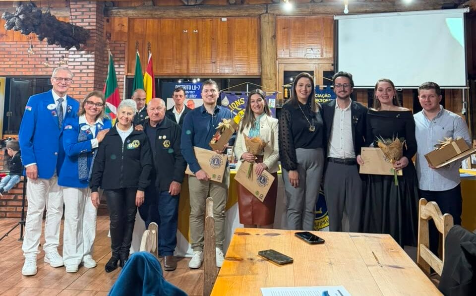 Lions Clube de Arvorezinha recebe Governador Distrital e empossa novos associados