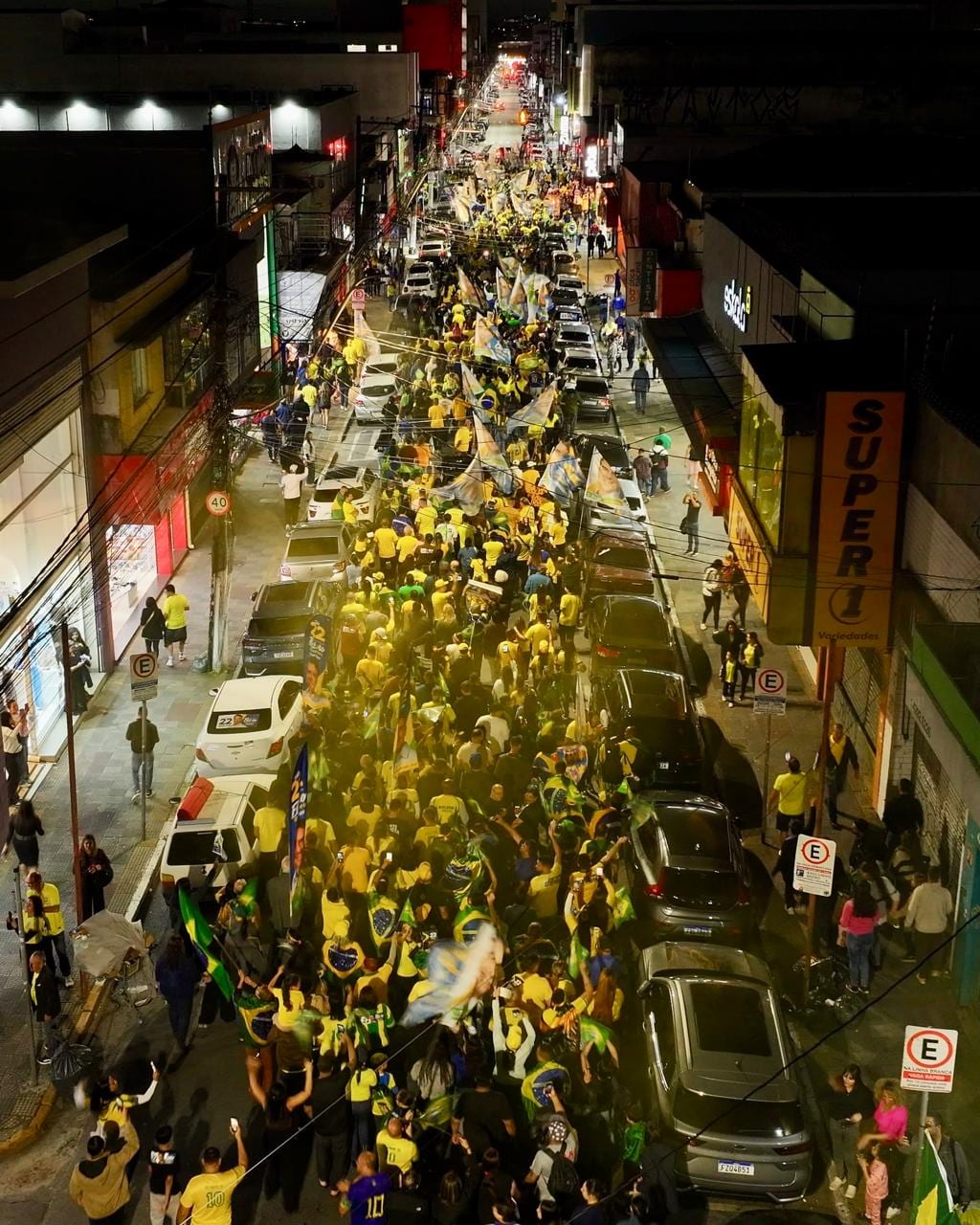 Ato pró-Flávio Bolsonaro reúne 8 mil pessoas em Suzano