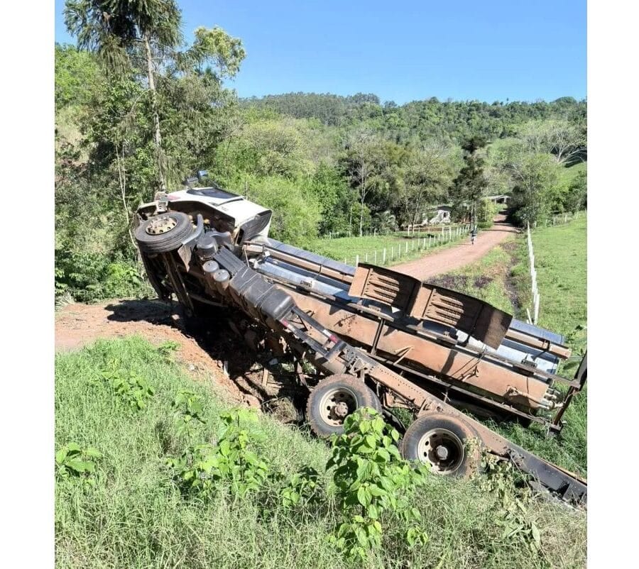Caminhão carregado de leite tomba na RSC-472 entre Tenente Portela e Palmitinho